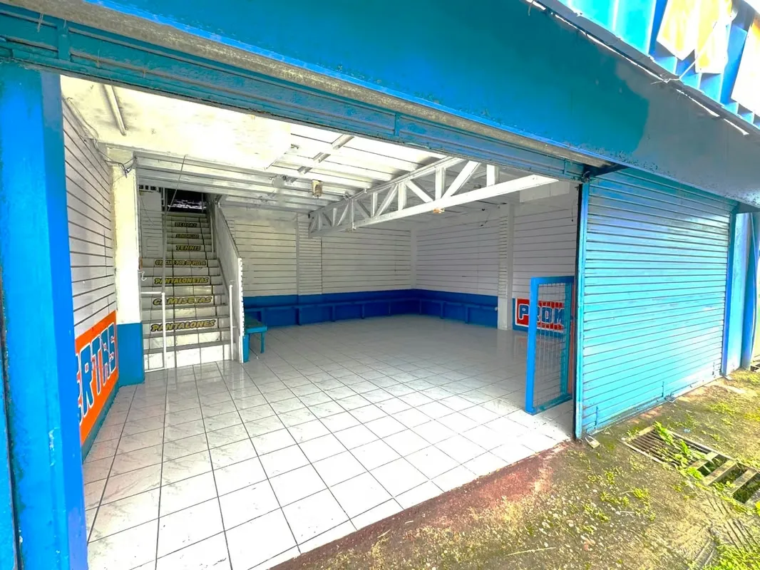 Se alquila amplio local comercial de aproximadamente 200 metros cuadrados distribuidos en dos plantas. Su excelente ubicación y visibilidad lo convierten en una opción ideal para ... — photo 2