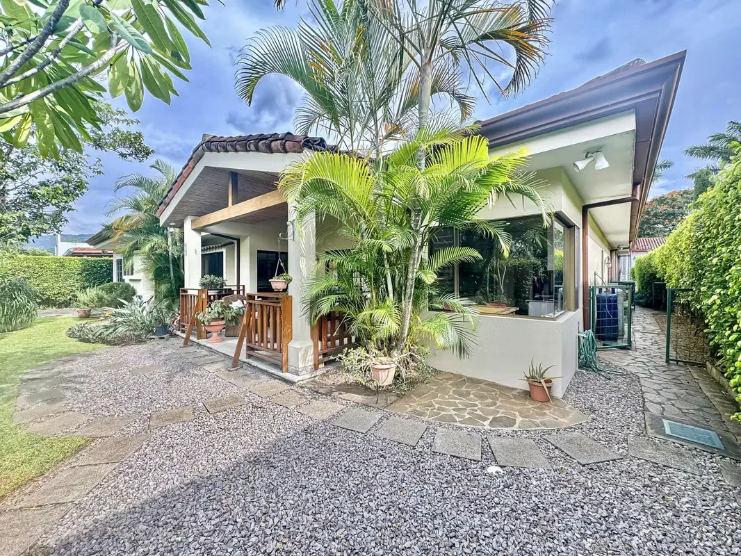One-floor house in Condominium in Santa An- Total accessibility and colonial design Beautiful one-floor house, designed under principles of total accessibility (ADA), where all spaces - ...