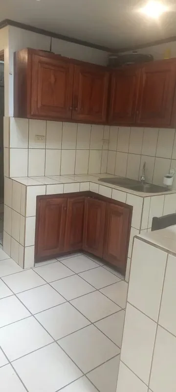 Apartamento ideal para una persona o pareja como máximo, ubicado en zona estratégica, cerca de paradas de autobus, supermercados, universidades y escuelas. Cuenta con 1 habitación ...