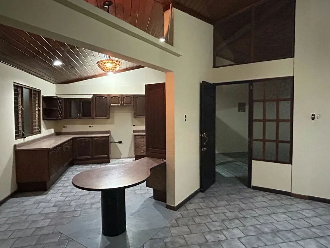 Conozca esta hermosa propiedad ubicada en una de las zonas más convenientes de Sabana Sur. Una casa amplia, ...