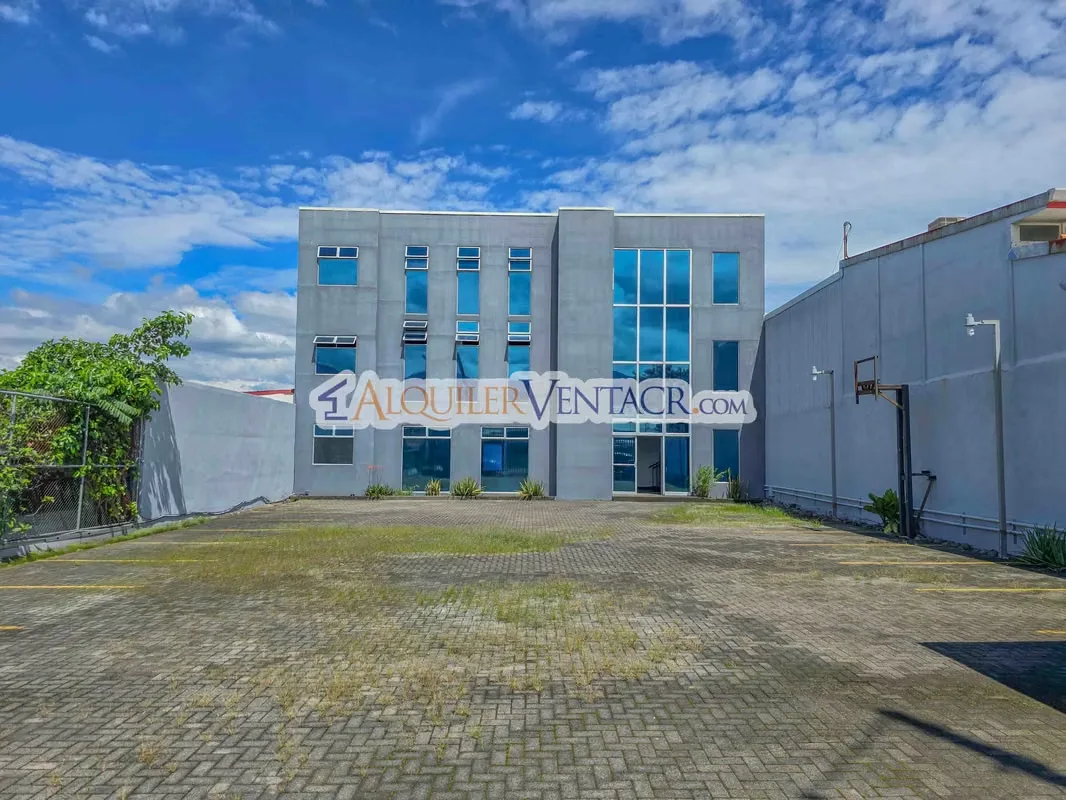 For rent or sell office or commercial building in Pozos of Santa Ana, it has 3 levels, measures 951 m2 of construction and 830 m2 of land, it has 24 fixed parking spaces, 8 bathrooms, ...