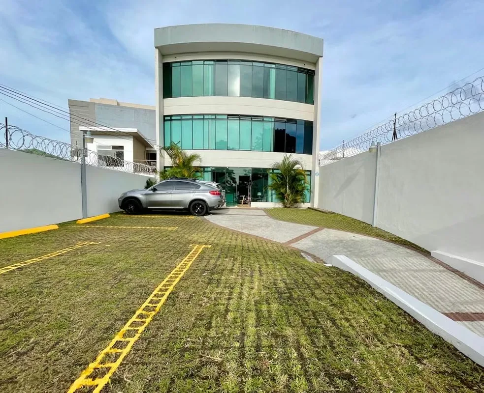 For sale exclusive and luxurious building for offices or commerce located in the best area of Boulevard Dent in San Pedro of Montes de Oca, it has 3 levels, it measures 520 m2 of ...