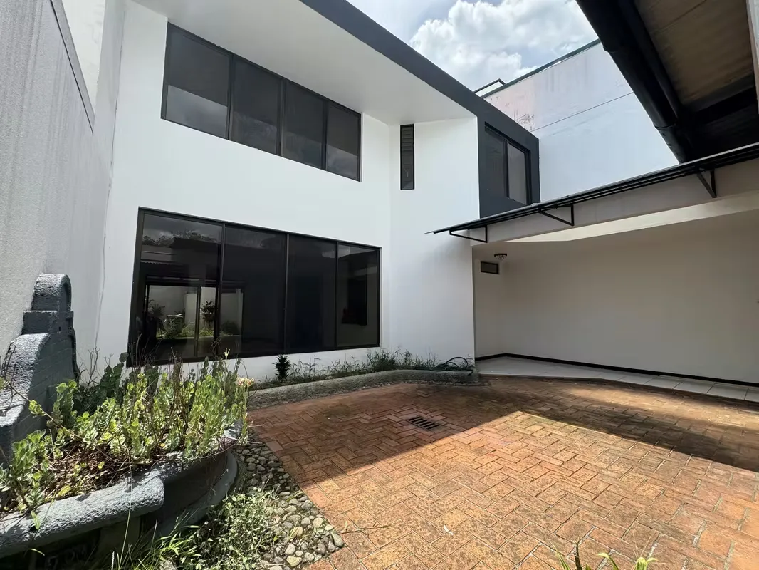 House for rent in Rohrmoser | 292 m² Construction | Near Plaza Mayor
