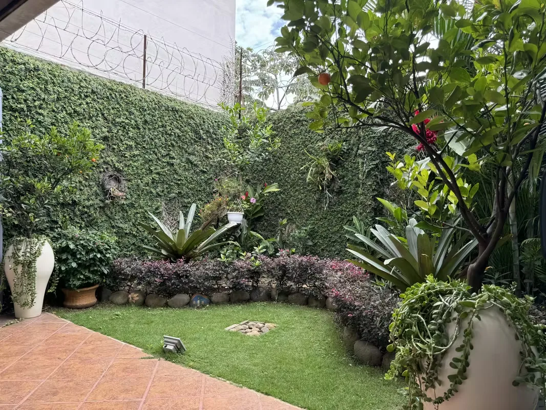 Ubicada en una de las zonas más convenientes y consolidadas del oeste de San José, esta propiedad combina amplitud, comodidad y una ubicación difícil de igualar. — photo 3