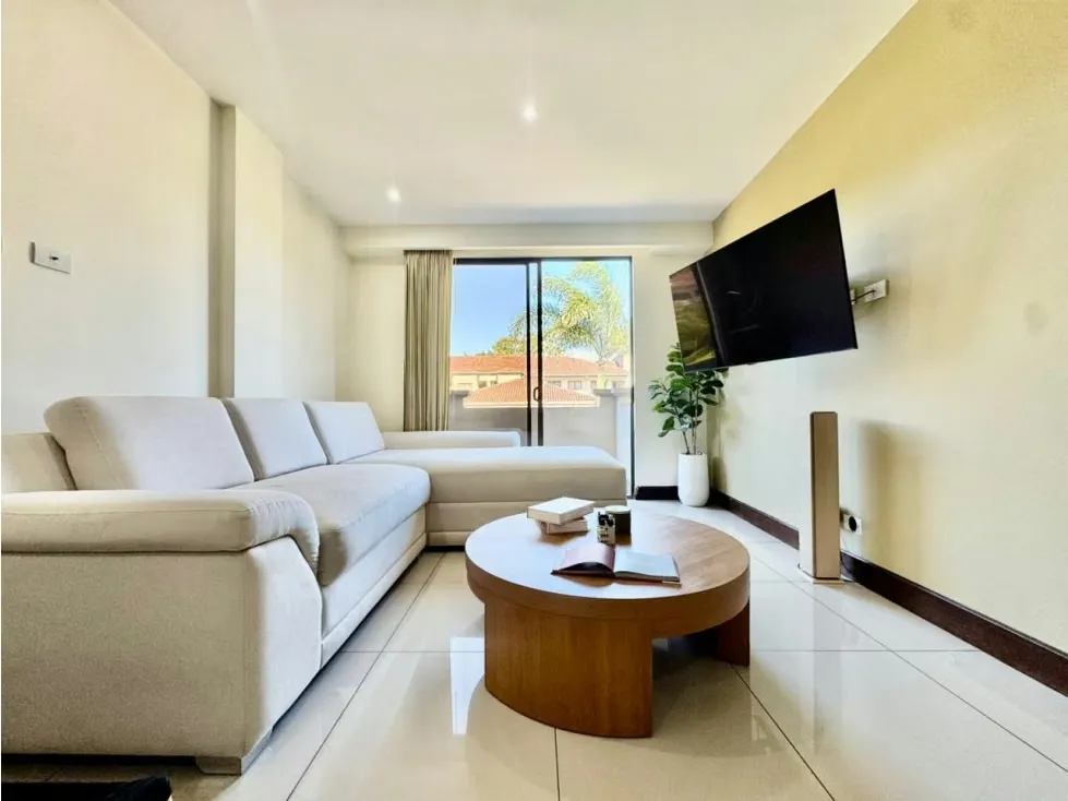 Cómodo y amplio apartamento esquinero en Santa Ana: Dos habitaciones - sala-comedor - dos baños completos - walk in closet y dos estacionamientos.
