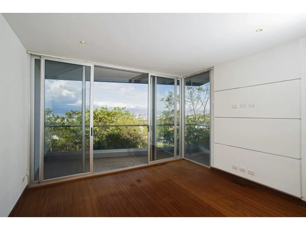 Apartamento contemporáneo, Bosques de Escazú. Inversión