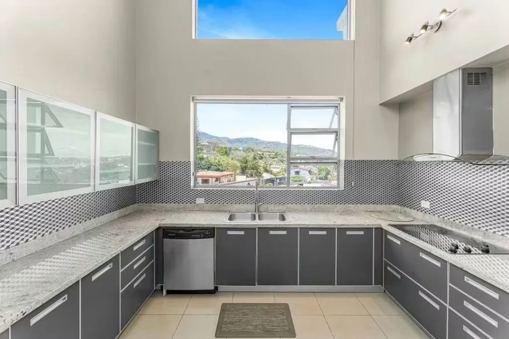Ubicado en una exclusiva torre, este amplio y elegante penthouse ofrece comodidad, amplitud y una excelente ...