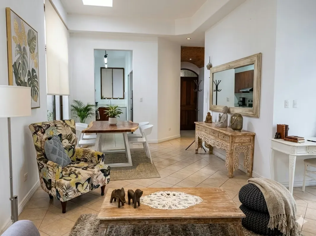 ¡Listo para mudarse! Disfrute de la comodidad y exclusividad de vivir en el corazón de Escazú, a solo 800 metros de Multiplaza y con acceso inmediato a Distrito 4.