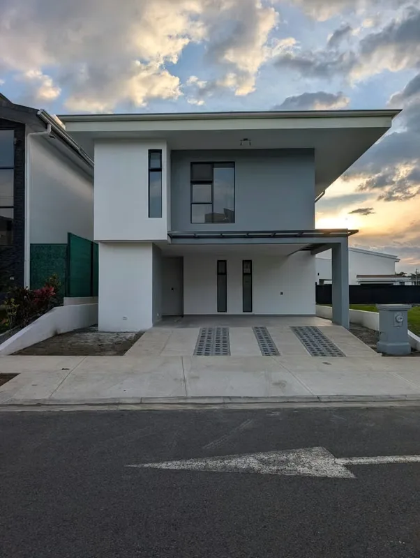 VENTA DE CASA MODERNA EN CONDOMINIO VILLAS DEL SOL, SAN RAFAEL DE ALAJUELA