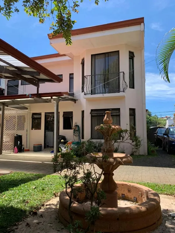 Se VENDE casa en Granadilla, dos niveles.