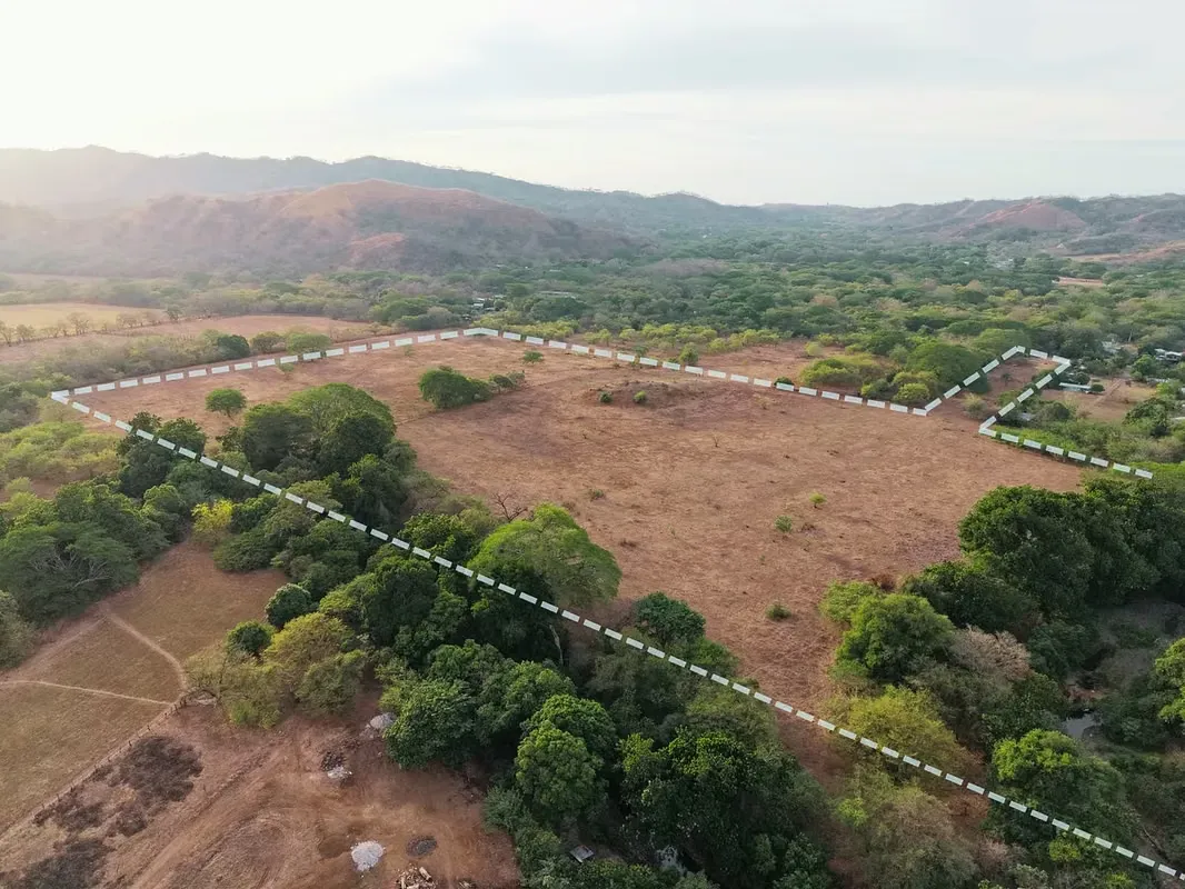 "Una propiedad de uso mixto en Sardinal para desarrollo residencial, con mas de 7,5 hectareas de tamano, un terreno plano, ubicada en el centro de Sardinal, Guanacaste, Costa Rica, con ...