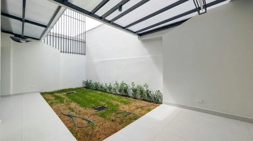 La Nunciatura, preciosa-remodelada 100%-amplia, 4 hab, 3.5 baños, terraza, sala TV, patio.