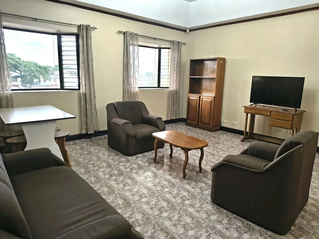 Sala, comedor, cocina, cuarto de pilas, 2 habitaciones, 1 baño, 1 parqueo.