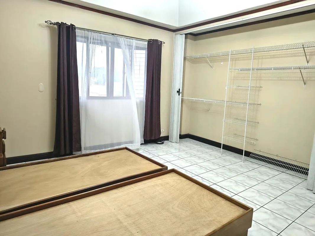 Sala, comedor, cocina, cuarto de pilas, 2 habitaciones, 1 baño, 1 parqueo. — photo 2