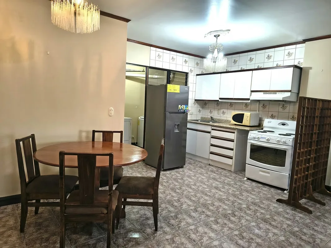 Sala, comedor, cocina, cuarto de pilas, 2 habitaciones, 1 baño, 1 parqueo. — photo 3