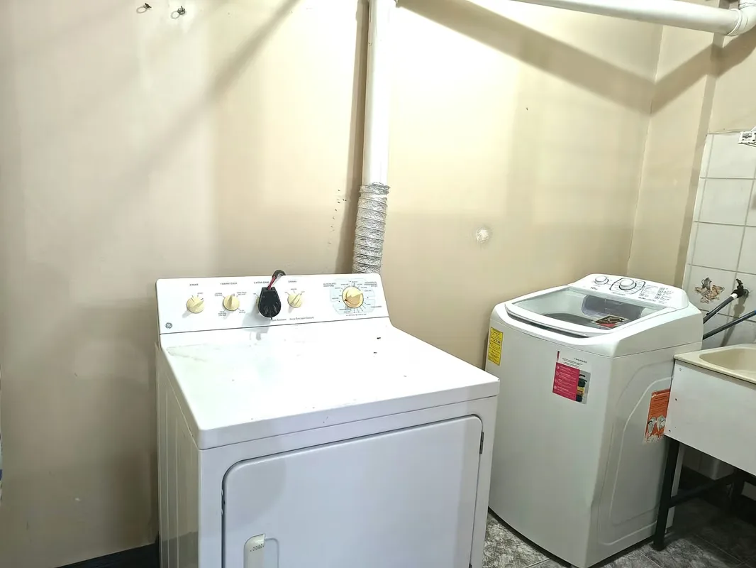 Sala, comedor, cocina, cuarto de pilas, 2 habitaciones, 1 baño, 1 parqueo. — photo 4