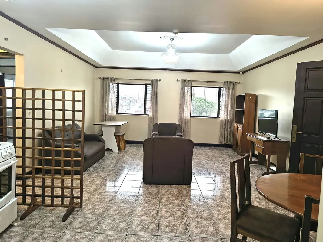 Sala, comedor, cocina, cuarto de pilas, 2 habitaciones, 1 baño, 1 parqueo. — photo 5