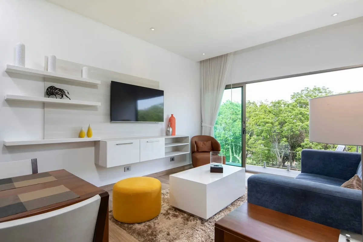 Sala, comedor, cocina, cuarto de pilas, 2 baños, 2 habitaciones, balcón, 2 parqueos. — photo 3