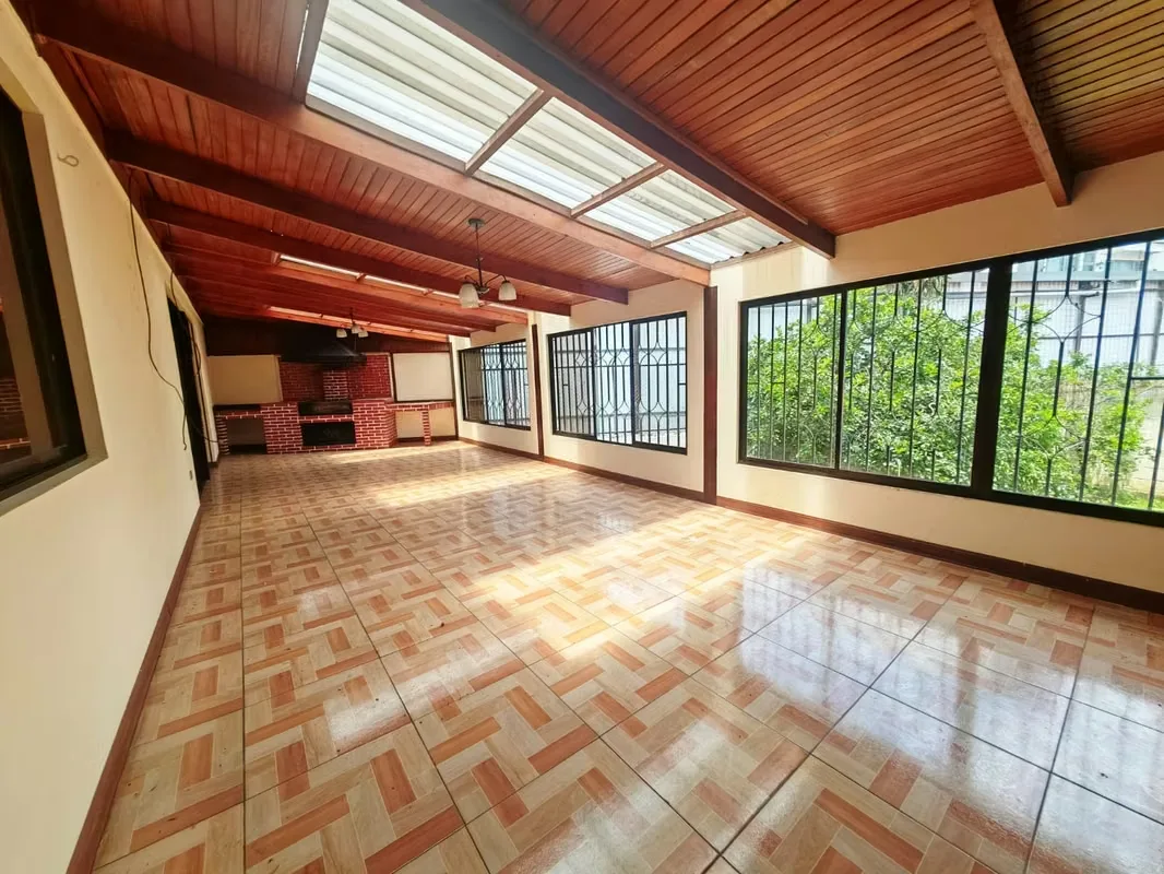 House for rent in Sabana Oeste, near Pops. Commercial use.