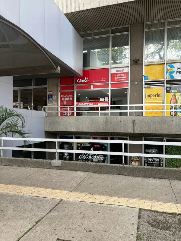 Commercial premises for sale in Torre Paseo Colón – Facing the main street.