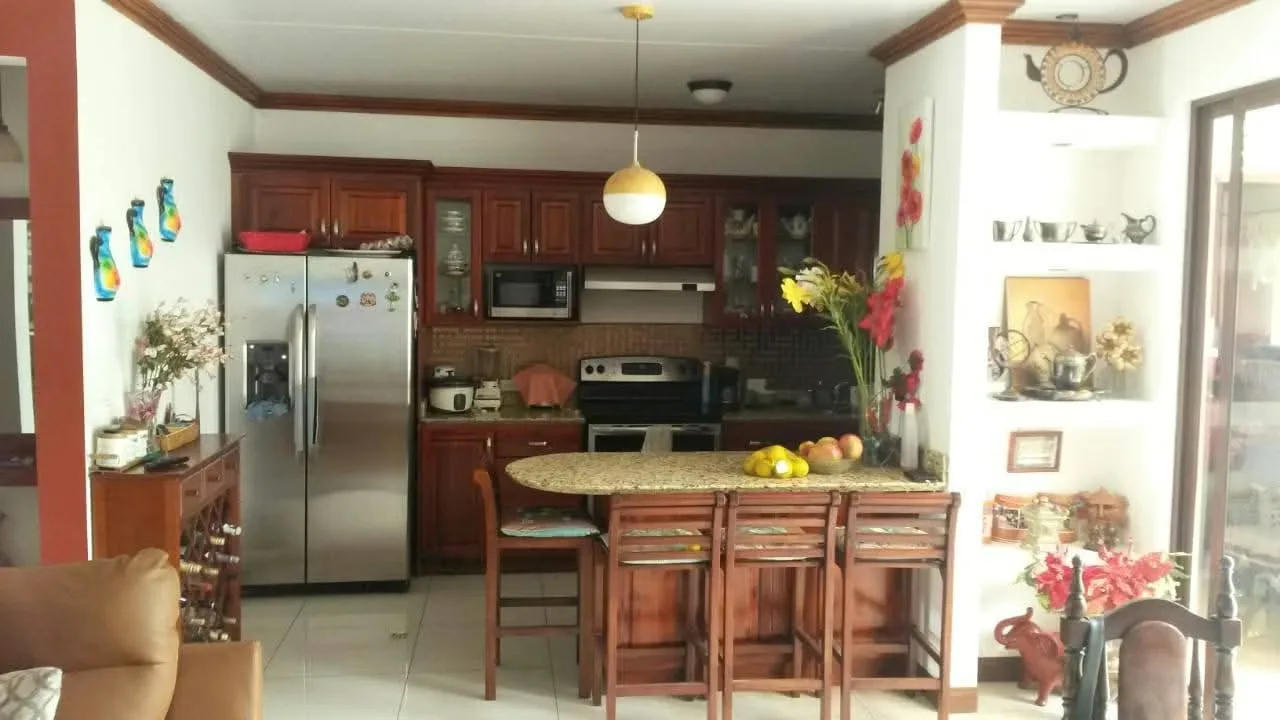 Spacious house for sale in Pozos de Santa Ana with garden, solar panel and space for 4 vehicles