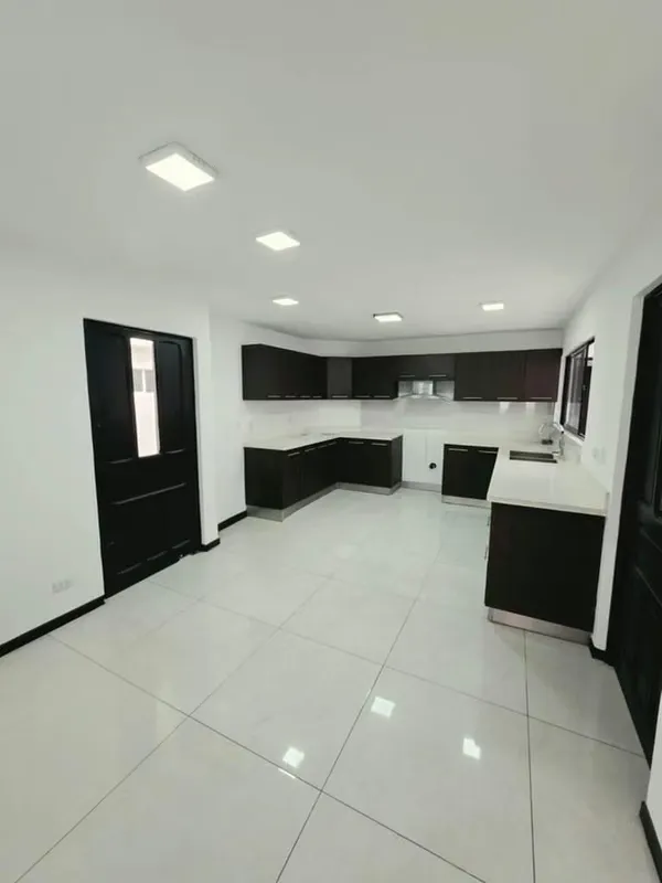 CASA DE UNA PLANTA EN ALQUILER – TREJOS MONTEALEGRE, ESCAZÚ