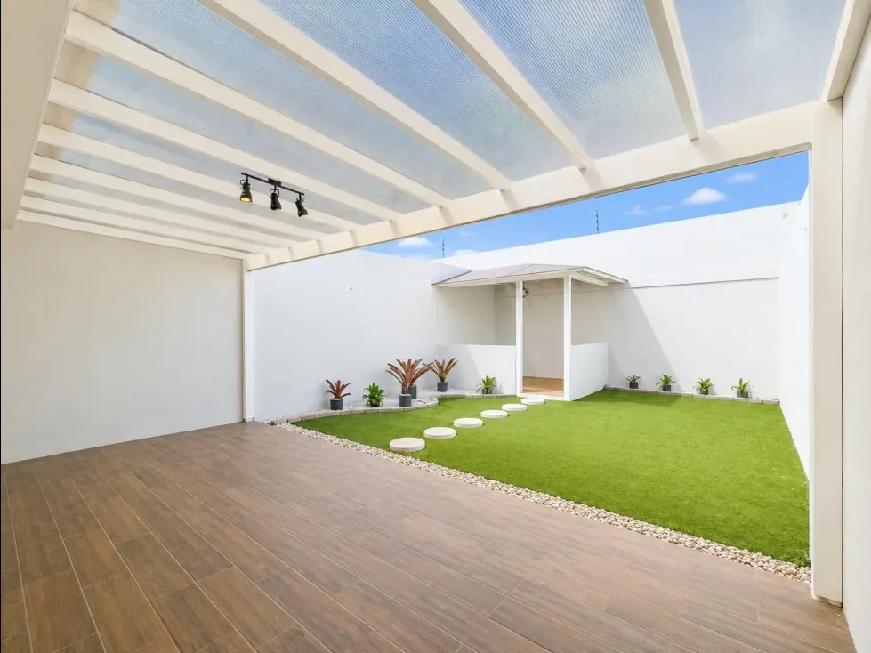 ¡Les presentamos una oportunidad única de adquirir una hermosa casa de dos niveles en un condominio familiar ubicado en Guachipelín, Escazú! Este hogar ofrece una combinación ...