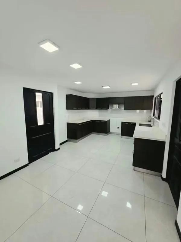 Alquiler de casa en trejos montealegre Escazú uso suelo mixto y RECIDENCIAL