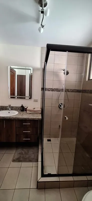 Bello apartamento en segundo piso , en uno de los lugares mas buscados de San Jose, el apartamento es muy amplio y con mucha luz, totalmente amueblado, sala comedor muy cómodos y ... — photo 2