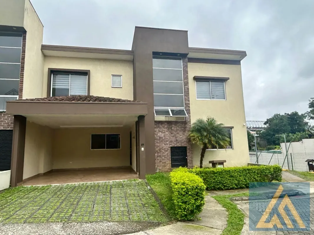 Casa Amplia en Alquiler Condominio Valeria, Mercedes Norte, Heredia.