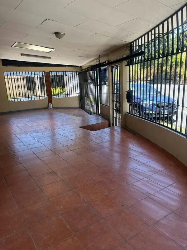 Se vende propiedad de un piso con dos locales comerciales en San Francisco de Dos Ríos.