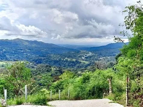 Grande lote con vistas en la naturaleza de residencial de Atenas
