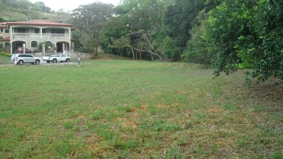 Uno de los últimos lotes en venta en Residencial Roca Verde!