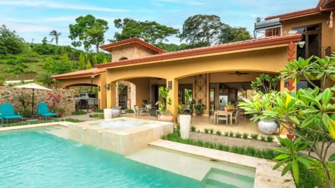 Vida de lujo en un entorno tipo granja en el campo de Atenas.