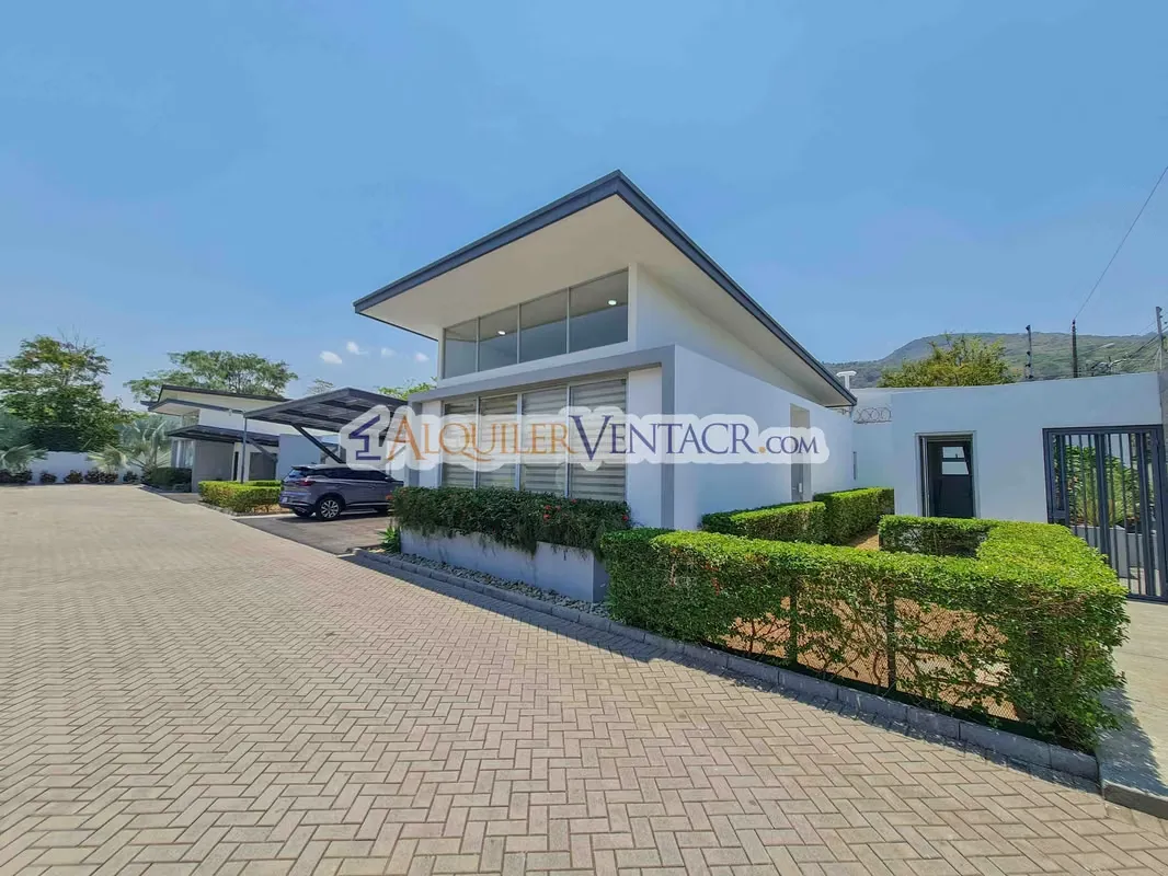 FOR RENT – Beautiful SINGLE-STORY home in private gated community