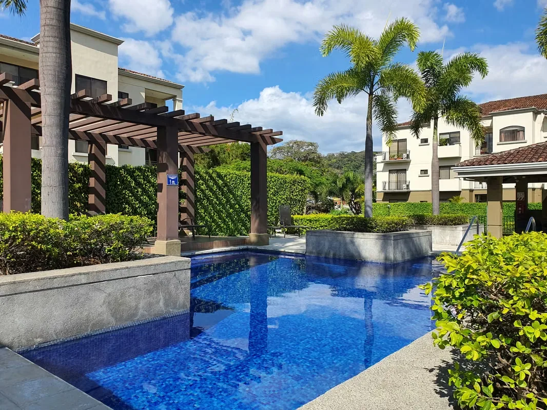 Disfrute de un estilo de vida moderno y práctico en este acogedor apartamento de 1 habitación completamente amoblado, ubicado en el exclusivo Condominio Montesol, en una de las zonas ...