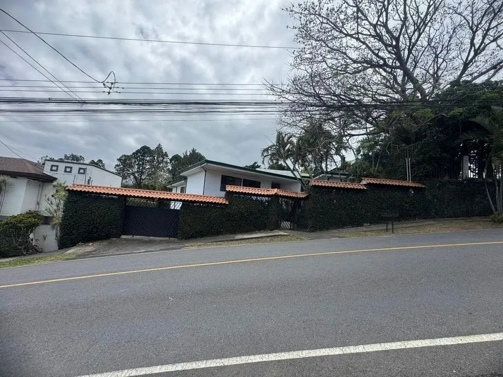 Ubicada en uno de los residenciales más tranquilos y seguros de Escazú, esta amplia propiedad combina comodidad, funcionalidad y un ...