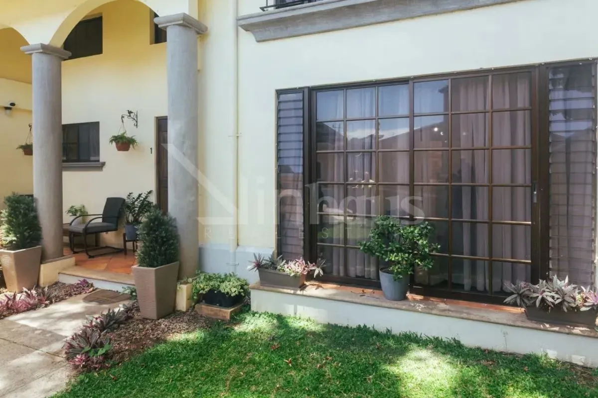 La propiedad cuenta con 213 m2 de construcción sobre un lote de 237 m2, ofreciendo espacios cómodos ...