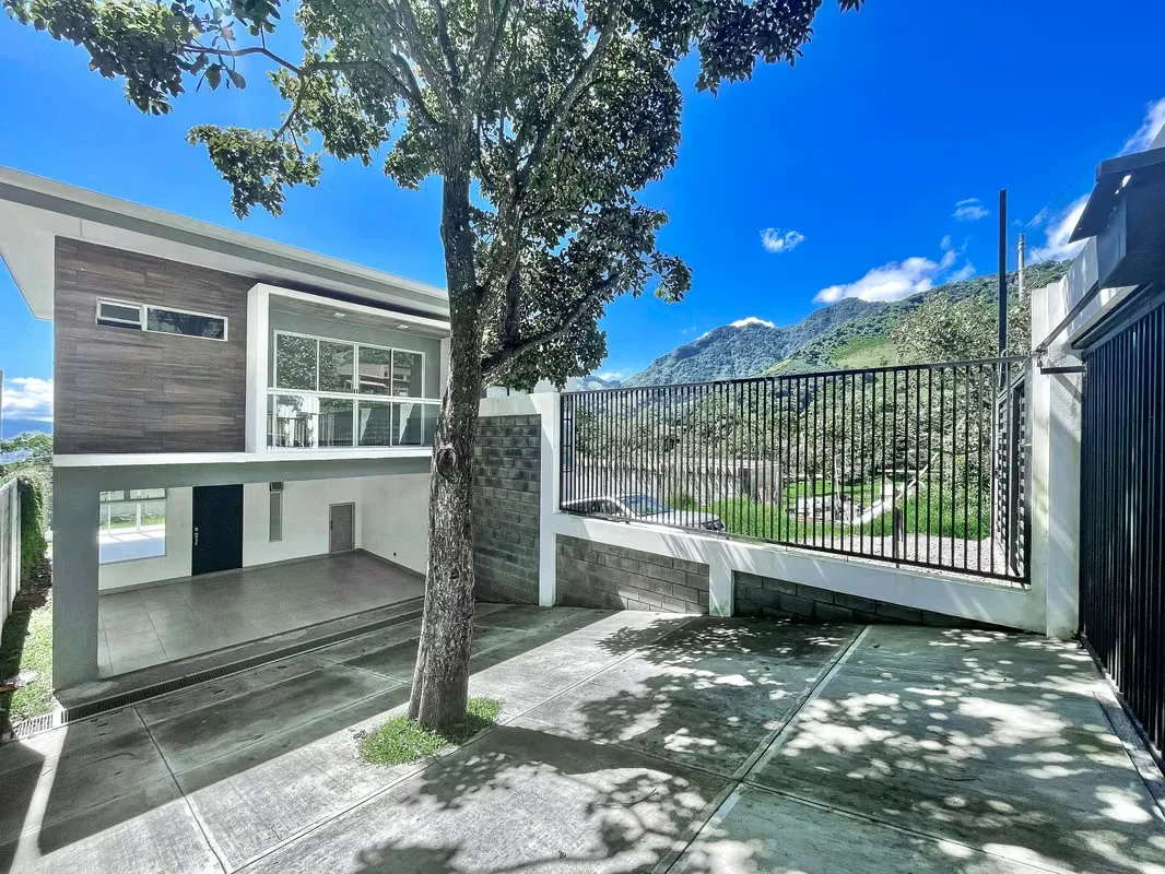 Casa independiente en venta – San Antonio de Escazú
