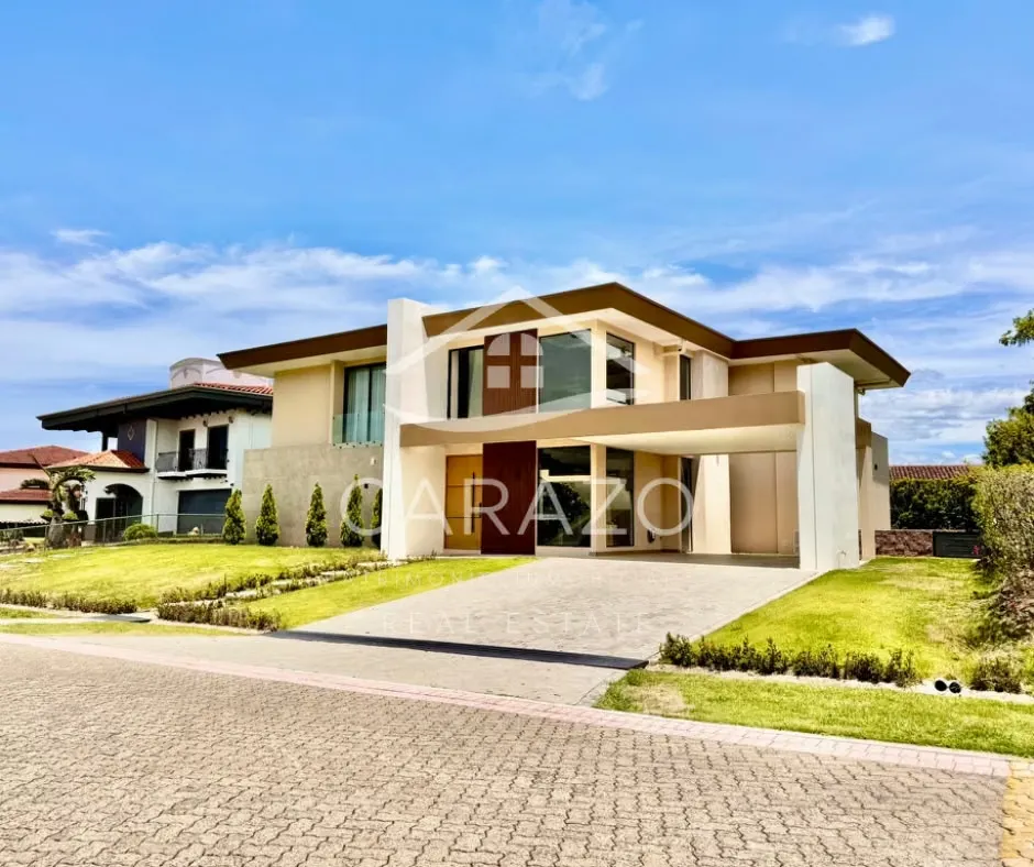 Moderna casa nueva con piscina en condominio en Los Reyes