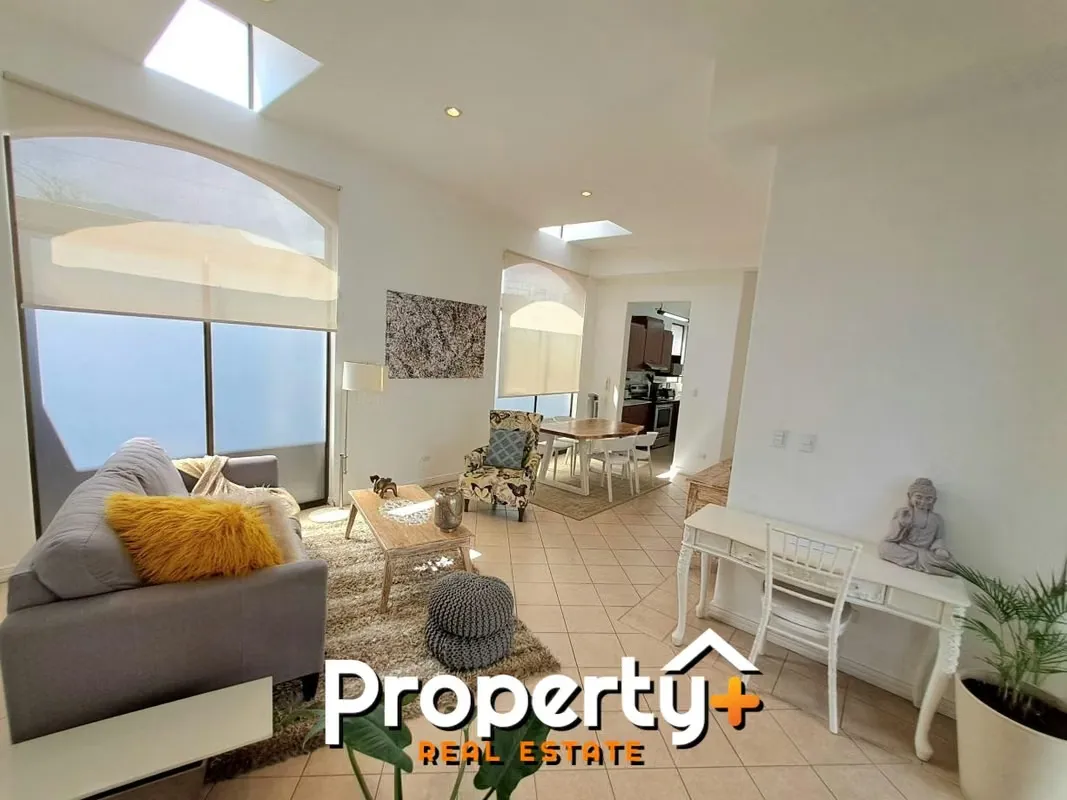 Apartamento de una sola planta, completamente equipado, ubicado a minutos de Multiplaza Escazú. Se encuentra en complejo de tres apartamentos, en residencial con seguridad 24/7, ...