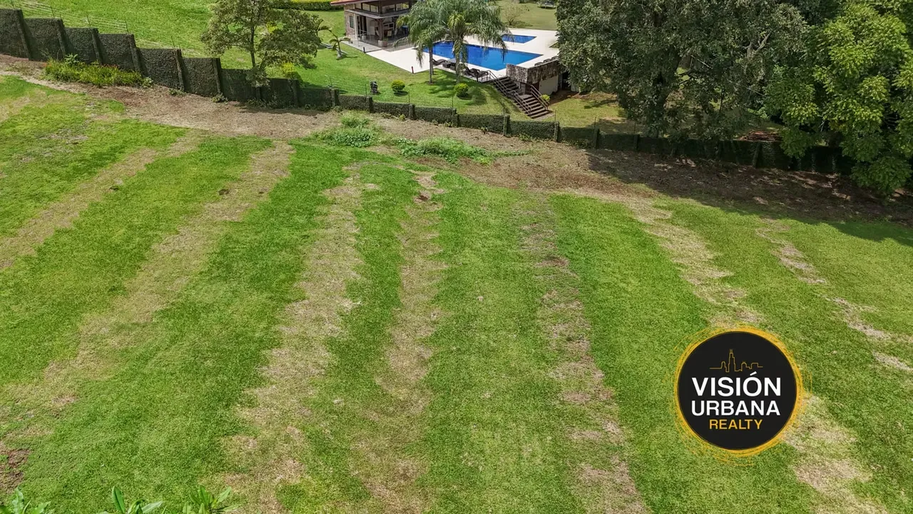 Land ready for construction in the exclusive La Cañada Condominium in San Rafael de Alajuela, measuring 1,243.47 m2. The condominium has a perimeter fence and underground ...