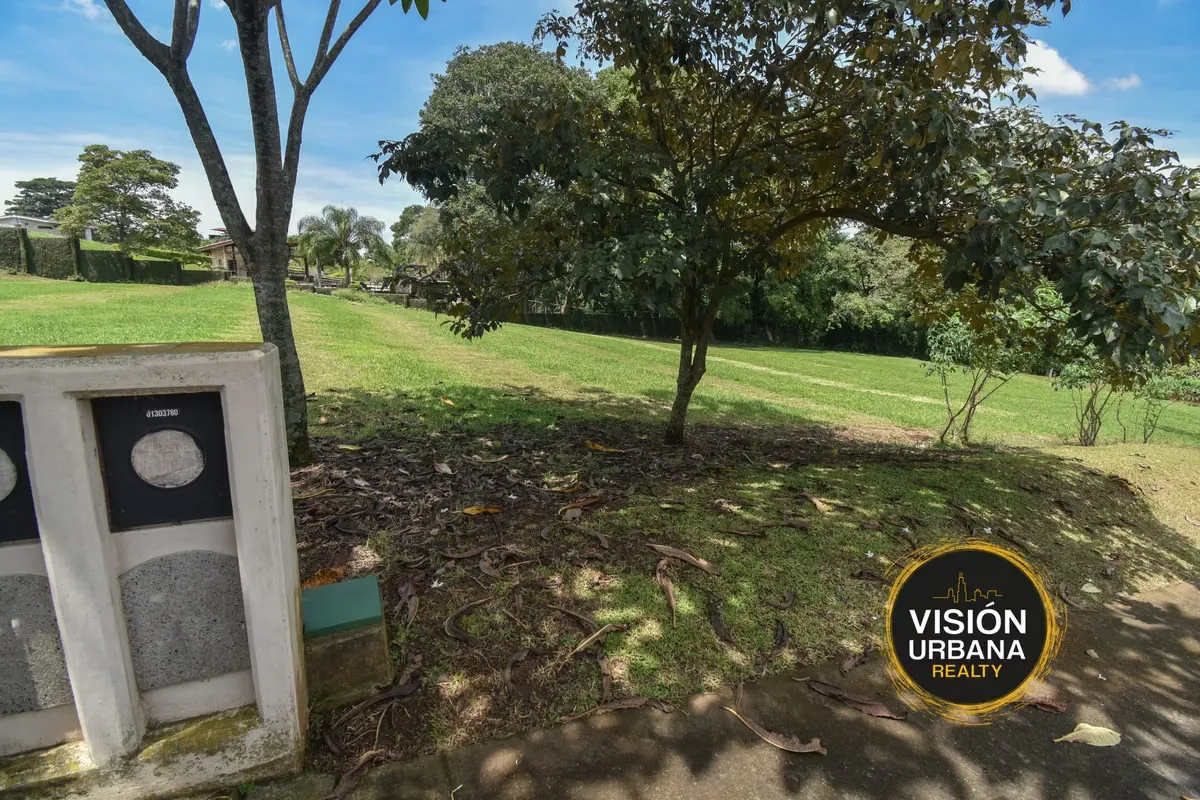 Land ready for construction in the exclusive La Cañada Condominium in San Rafael de Alajuela, measuring 1,243.47 m2. The condominium has a perimeter fence and underground ..., photo 4