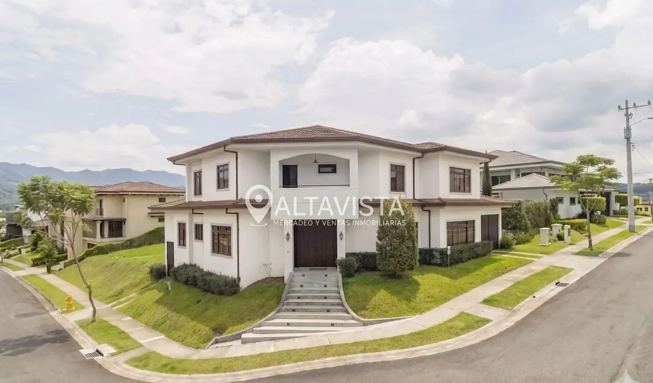 Disponible para la venta residencia independiente de arquitectura esquinera, ubicada en una de las zonas de mayor ...