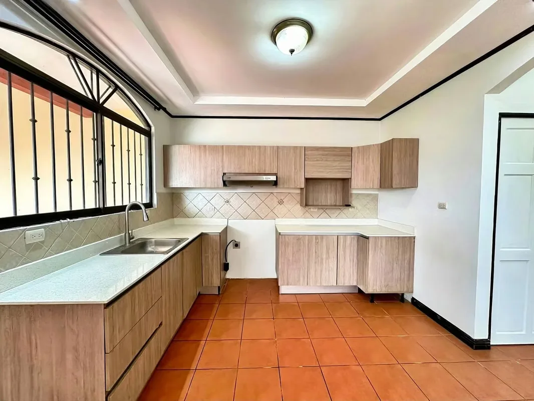 seguridad y una excelente ubicación en Santo Domingo de Heredia? Este apartamento es perfecto para ti.