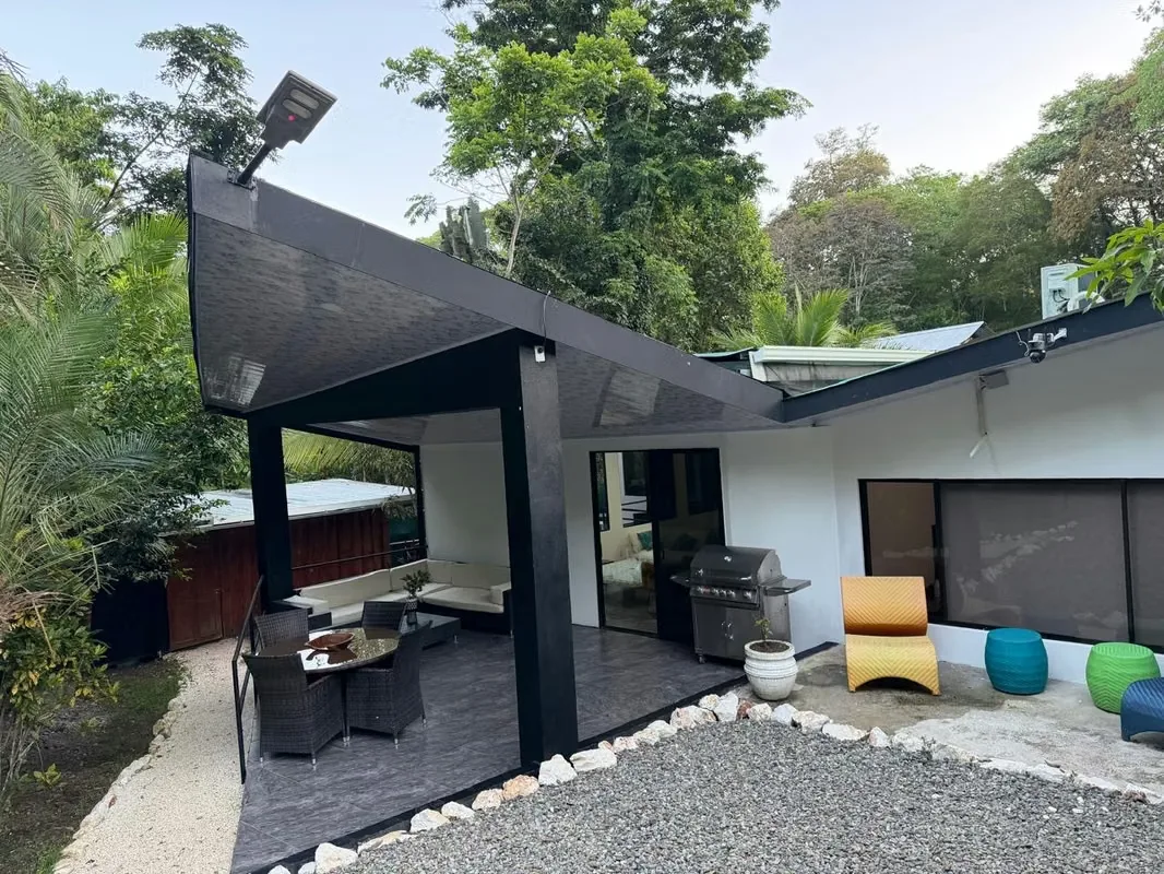 Se vende casa en puerto viejo ( Cocles) se puede recibir propiedad o vehículo de mi interés inf Kenneth arias