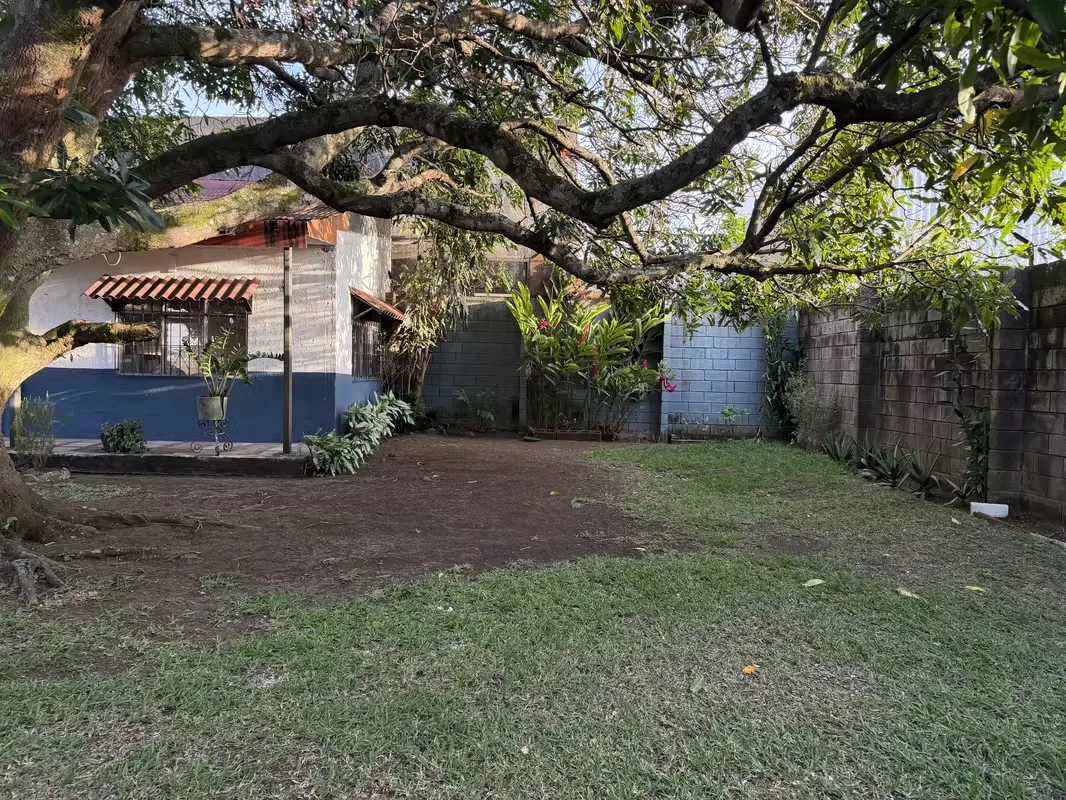 Excellent investment opportunity in San Francisco de Heredia, a high-traffic commercial area just steps from renowned international franchises like McDonald's and KFC, guaranteeing high ...