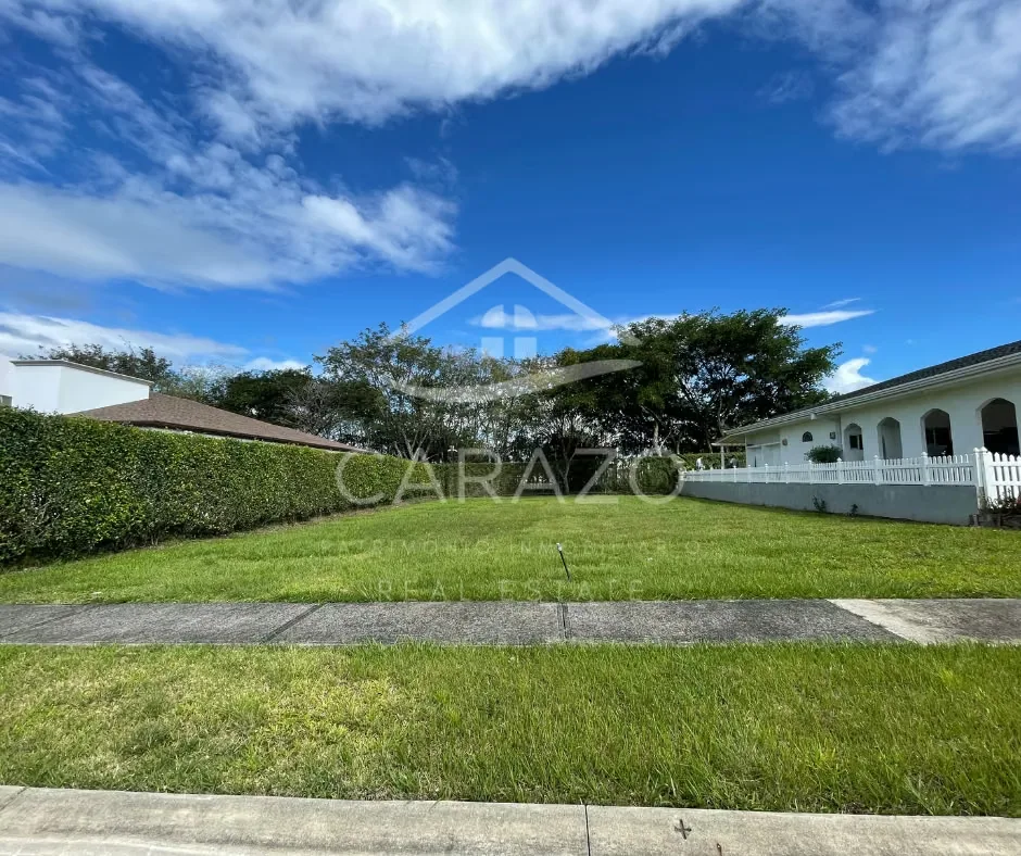 ¿Buscas el lugar ideal para construir tu hogar en un entorno exclusivo, seguro y rodeado de naturaleza? Este lote en ...