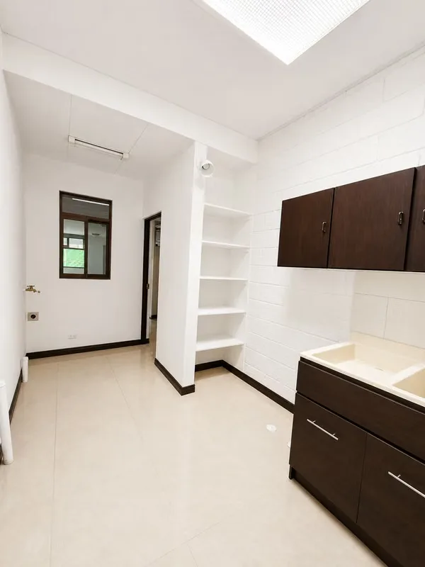 ¿Buscas una casa amplia, elegante y lista para mudarte en una de las zonas más convenientes de San José? Esta hermosa propiedad ... — photo 2