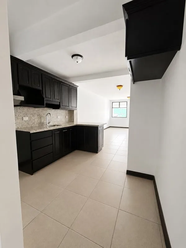 ¿Buscas una casa amplia, elegante y lista para mudarte en una de las zonas más convenientes de San José? Esta hermosa propiedad ... — photo 4